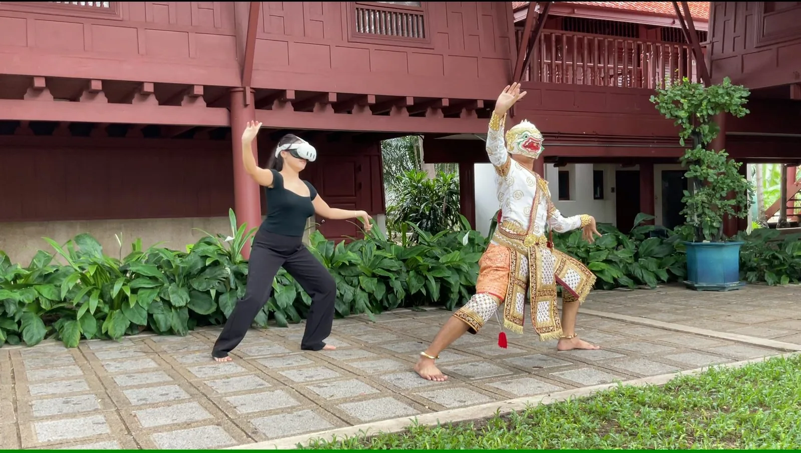 Khon and UK contemporary dance performed together in the courtyard